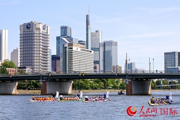 龍舟賽隊(duì)伍奮力揮槳、破浪前行。人民網(wǎng) 依琳攝