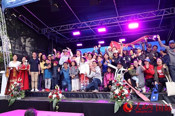 獲獎(jiǎng)選手們上臺(tái)領(lǐng)獎(jiǎng)并合影留念。人民網(wǎng)記者 劉仲華攝