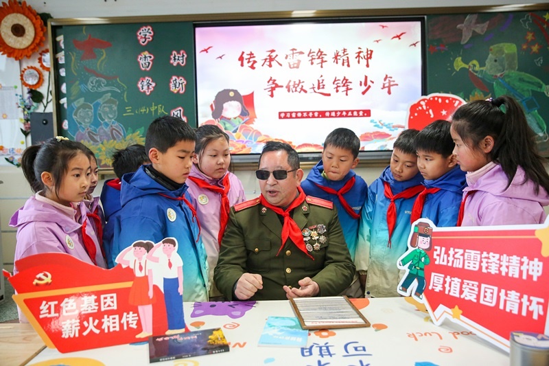 2025年3月3日，江蘇南通如皋市安定小學(xué)里，傷殘軍人許波銀在思政小課堂上向?qū)W生講述雷鋒故事。