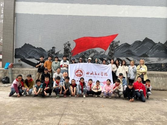 “行動(dòng)中的課堂：探尋茶馬古道紅色印記”工作坊與當(dāng)?shù)匦W(xué)生共同創(chuàng)作主題壁畫。