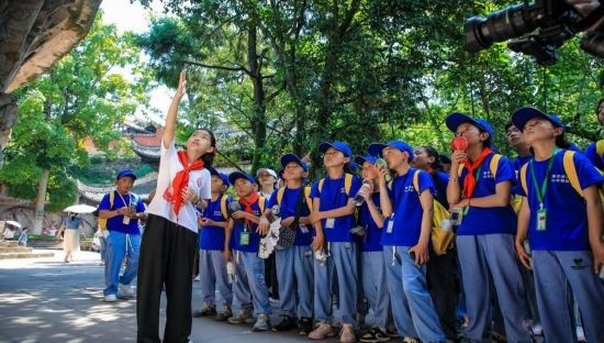 石刻小導(dǎo)游稅明潔為西藏小朋友志愿解說。