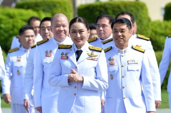 2024年9月7日，泰國總理佩通坦·欽那瓦（前中）及新一屆內(nèi)閣成員在位于首都曼谷的總理府與媒體見面。新華社發(fā)（拉亨攝）