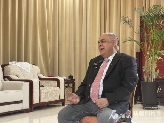 上合組織副秘書長索海爾·汗在專訪中。石榴云/新疆日報(bào)記者 劉翔攝