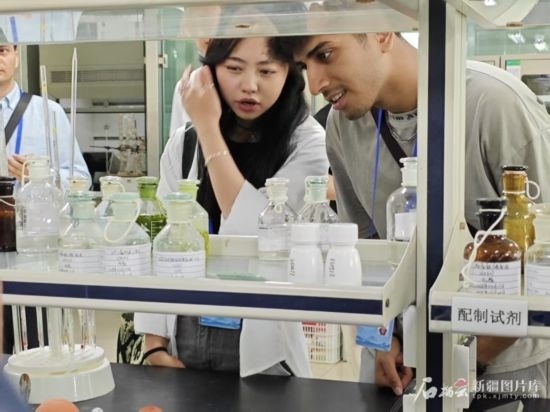 5月26日，2025上合組織國家媒體合作論壇嘉賓參觀新奇康藥業(yè)股份有限公司實(shí)驗(yàn)室。石榴云/新疆日報(bào)記者 宋海波攝