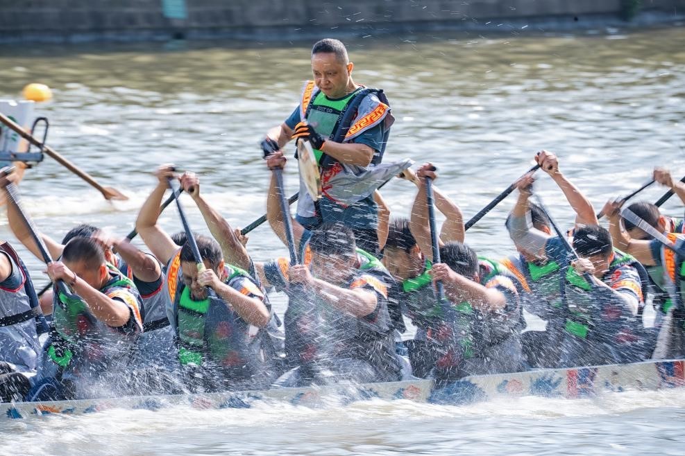 2025年5月27日，浙江寧波云龍鎮(zhèn)，首屆“我們的節(jié)日?端午看云龍”農(nóng)民龍舟邀請(qǐng)賽舉行。（圖片來源：視覺中國(guó)）