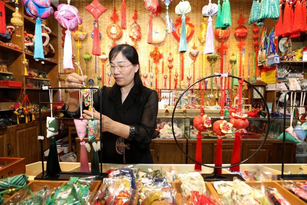 2025年5月25日，安徽省淮北市，非遺香包上貨架。（圖片來源：視覺中國(guó)）