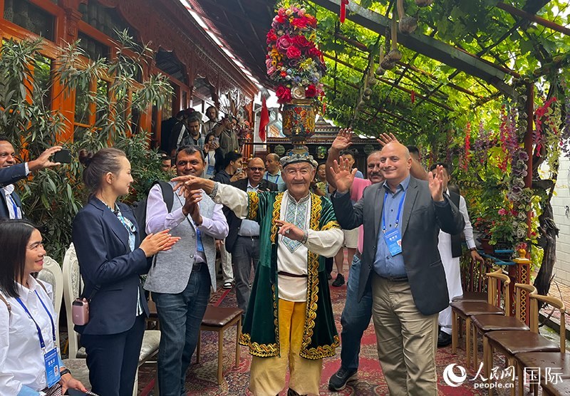 5月24日，外國(guó)媒體人在伊寧市喀贊其民俗旅游區(qū)參觀體驗(yàn)。 人民網(wǎng)記者 翟轉(zhuǎn)麗攝