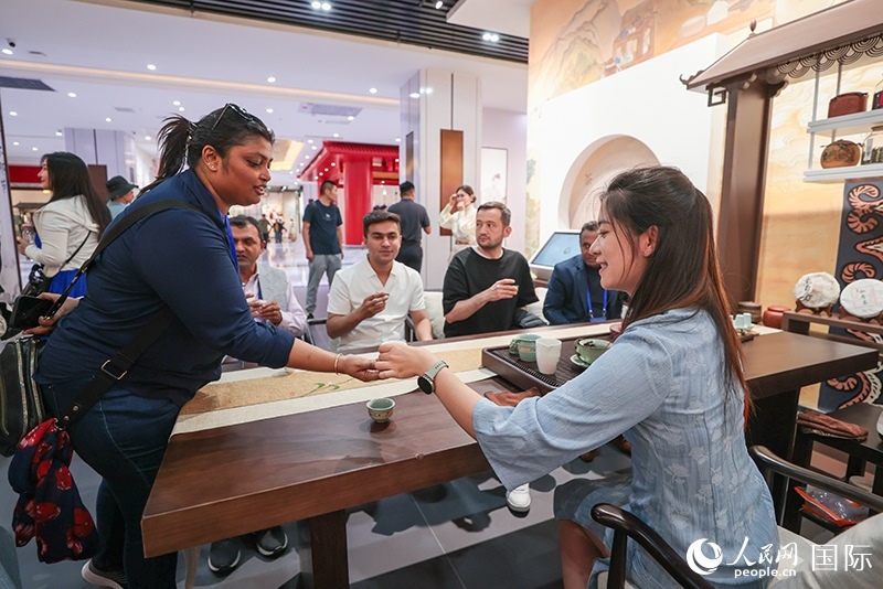 5月25日，外國(guó)媒體人在霍爾果斯國(guó)際邊境合作中心中國(guó)文化館參觀。人民網(wǎng)記者 張武軍攝