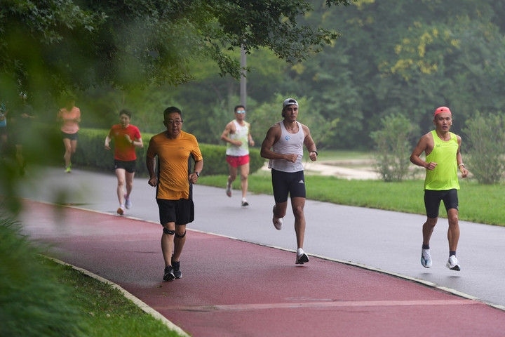 2024年7月14日，市民在北京中軸線延長(zhǎng)線上的奧林匹克森林公園運(yùn)動(dòng)鍛煉。