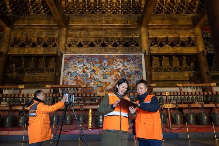 北京市測(cè)繪設(shè)計(jì)研究院團(tuán)隊(duì)在太廟測(cè)繪（2023年2月19日攝）。2020年9月起，北京市測(cè)繪設(shè)計(jì)研究院的技術(shù)團(tuán)隊(duì)開展了北京中軸線遺產(chǎn)點(diǎn)實(shí)地測(cè)繪，從文物保護(hù)、環(huán)境整治、文物騰退等方面為北京中軸線申遺提供空間數(shù)據(jù)底板。