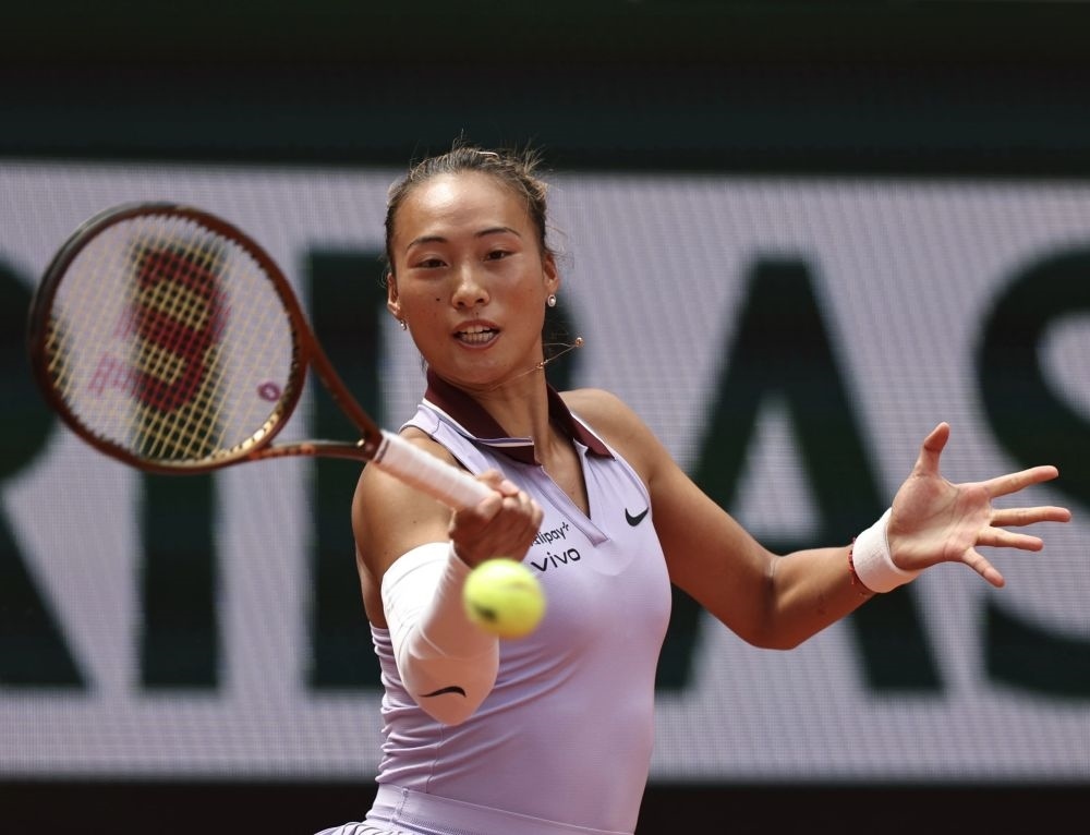 6月1日，鄭欽文在比賽中回球。新華社記者 李京 攝