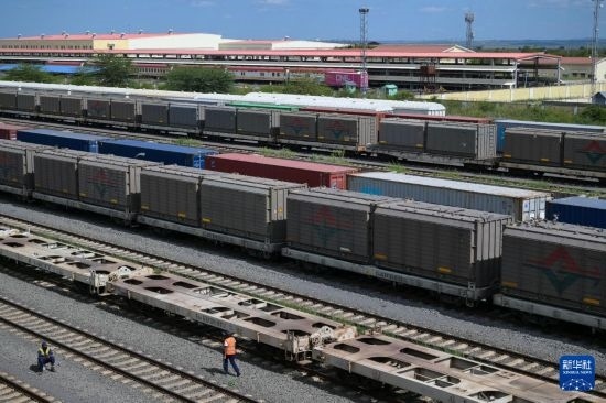 5月31日，在蒙內(nèi)鐵路內(nèi)羅畢站到發(fā)場，鐵路工人在鐵道旁巡檢。新華社記者 楊光 攝