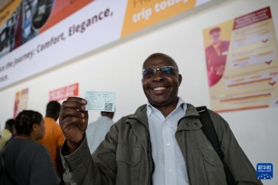 5月31日，在蒙內(nèi)鐵路內(nèi)羅畢站，一名前往蒙巴薩的乘客展示車票。新華社記者 楊光 攝