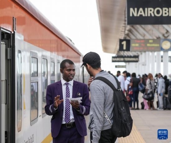 5月31日，在蒙內(nèi)鐵路內(nèi)羅畢站，乘務員為乘客檢票。新華社記者 李亞輝 攝
