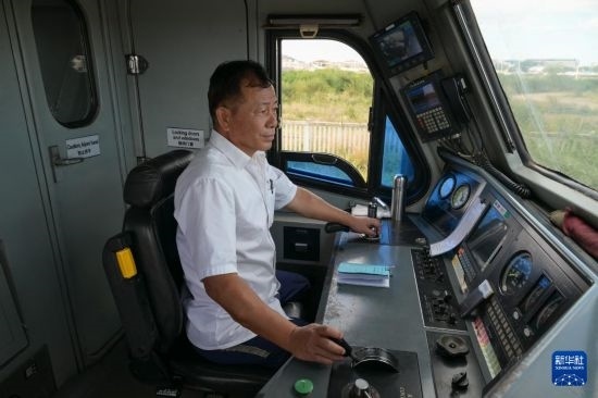 5月31日，在蒙內(nèi)鐵路內(nèi)羅畢站，機車駕駛員蔣立平在即將開往蒙巴薩的E2次列車上進行準備工作。新華社記者 楊光 攝