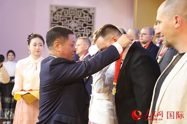 中國駐俄羅斯大使張漢暉為獲獎?wù)哳C獎。人民網(wǎng)記者 肖新新攝