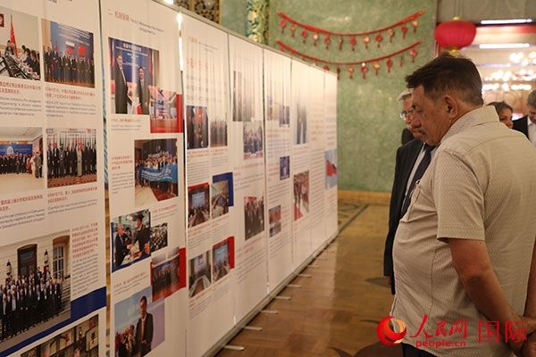 與會嘉賓參觀中俄科技創(chuàng)新合作圖片展。人民網(wǎng)記者 肖新新攝