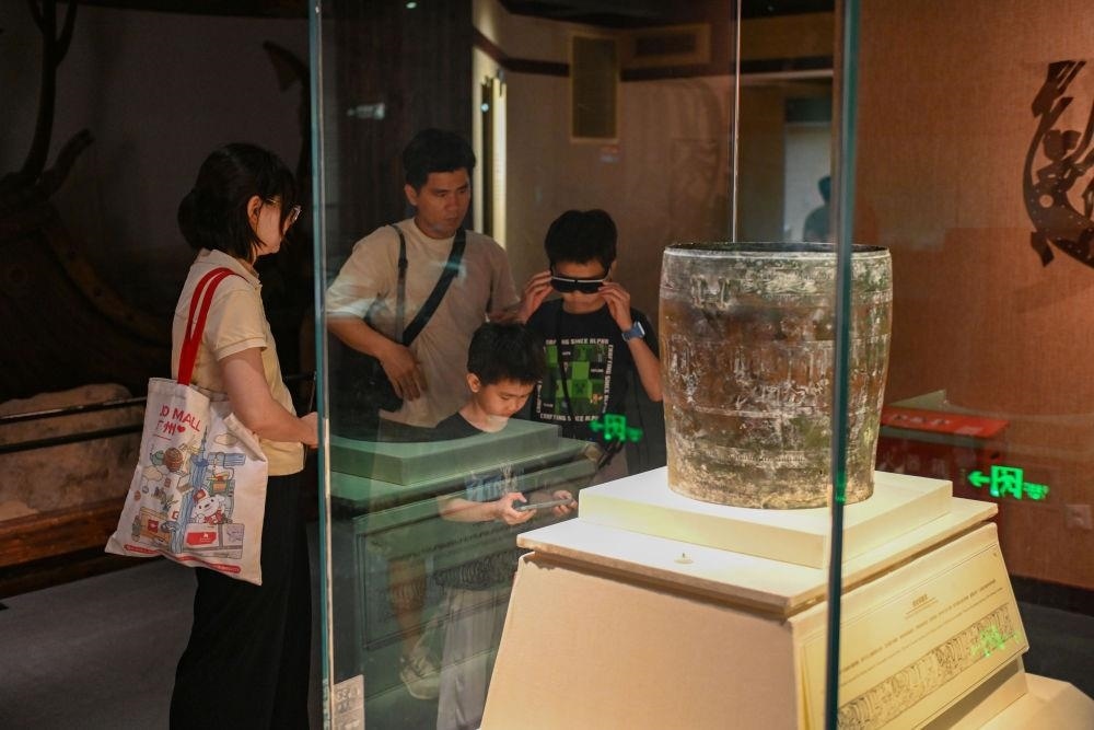 △2025年5月18日，游客在廣東廣州南越王博物院（王墓展區(qū)）體驗AR眼鏡智慧導覽服務。