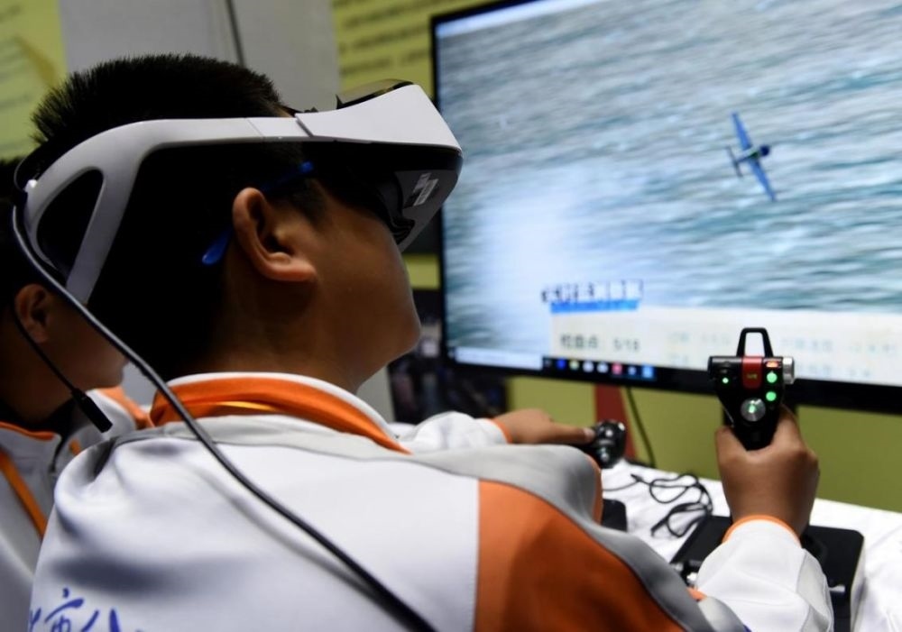 北京市八一學校的學生在北京市中小學生特色科技活動展示上體驗VR技術（2018年11月24日攝）新華社記者 羅曉光 攝。