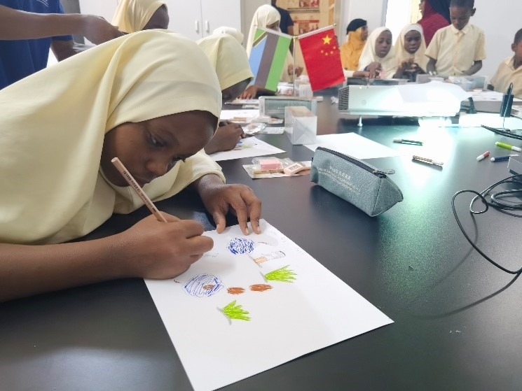 學生踴躍參與繪畫活動。施亮攝