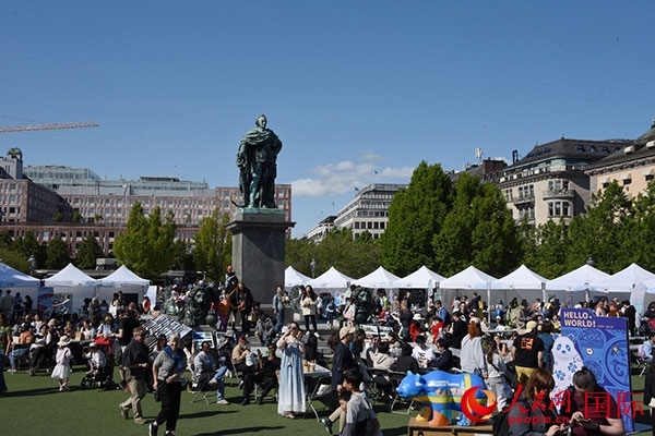 “你好！中國”端午游園會在斯德哥爾摩國王花園廣場舉辦。人民網(wǎng)記者 殷淼攝