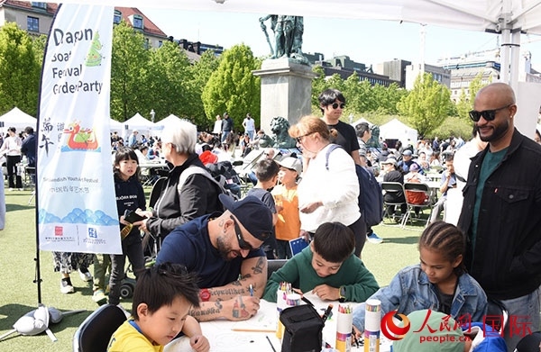 體驗熊貓彩繪活動。人民網(wǎng)記者 殷淼攝