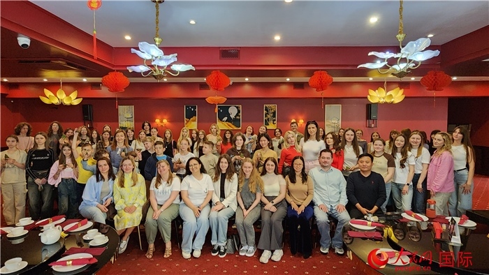 “慶端午學(xué)中文”活動全體合照。人民網(wǎng)記者蔡子暢攝