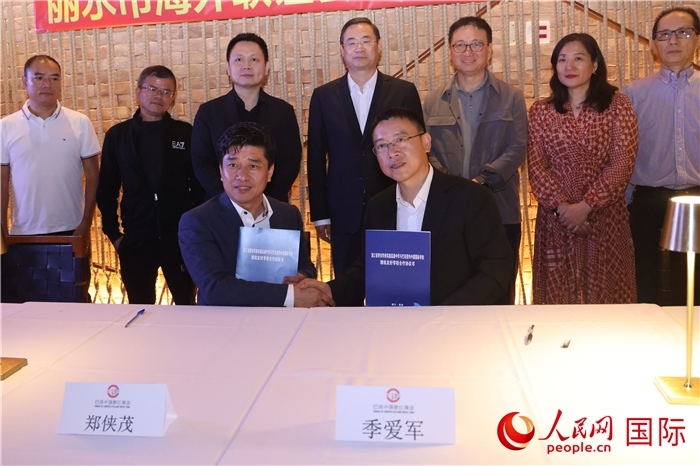 浙江省青田華僑實驗高級中學與巴西里約中國國際學校在座談會上締結為友好學校，青田縣人民政府僑務辦公室主任季愛軍和擔任巴西里約中國國際學校董事長的鄭俠茂作為代表簽署協(xié)議。 人民網記者 時元皓攝