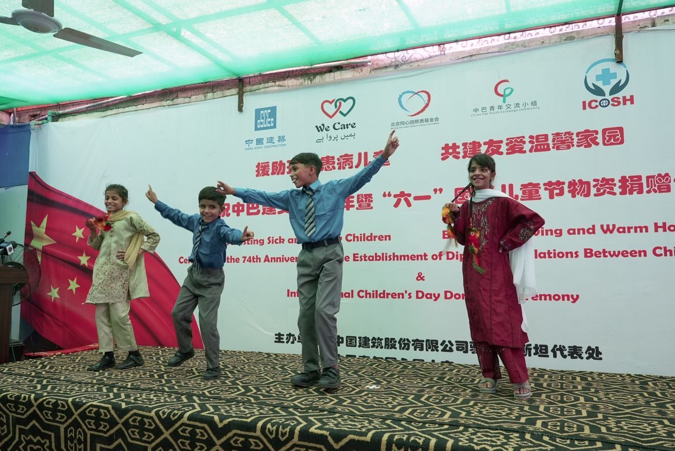 受捐孤兒在活動現(xiàn)場表演自己創(chuàng)作的舞蹈節(jié)目。瓦加斯·阿赫邁德攝