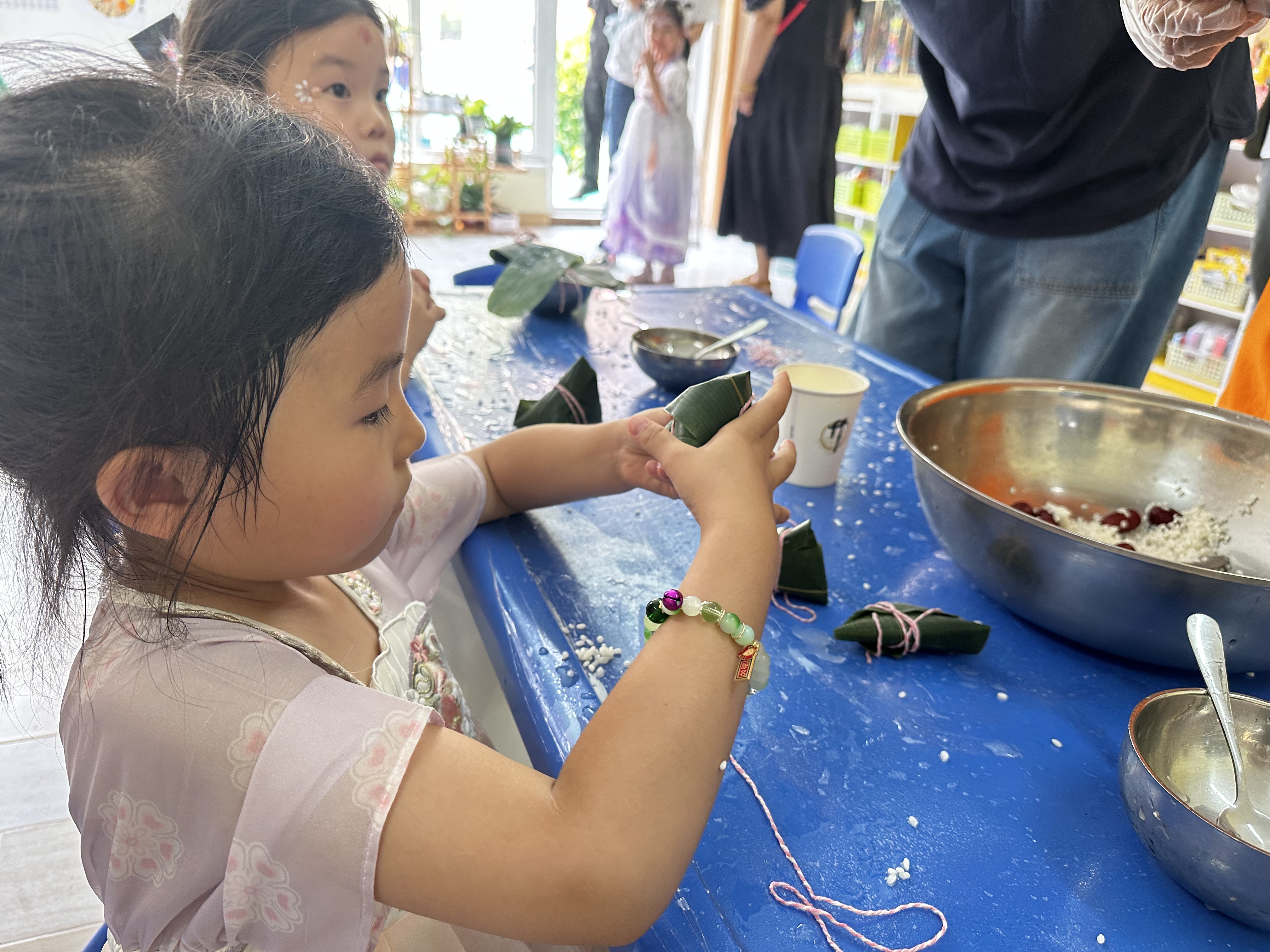 小朋友在體驗(yàn)包粽子。人民網(wǎng)記者 楊虞波羅攝