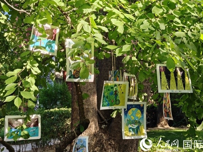 兒童環(huán)保繪畫(huà)展覽。人民網(wǎng)記者 李明攝