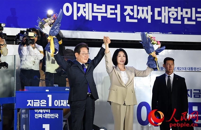 6月4日凌晨，確定當(dāng)選韓國總統(tǒng)的李在明舉手向歡呼的支持者們致意。 人民網(wǎng) 康炯彬攝