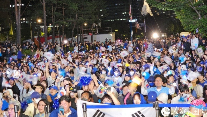 當(dāng)?shù)貢r(shí)間4日凌晨，李在明支持者們聚集在國(guó)會(huì)前等待計(jì)票結(jié)果。人民網(wǎng) 柳美鉉攝