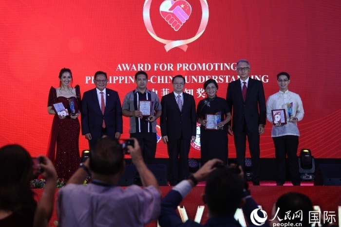 黃溪連大使和菲中了解協(xié)會主席與榮獲“友誼獎”的獲獎?wù)吆嫌傲裟?。人民網(wǎng)記者 樊帆攝