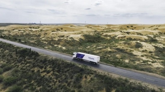 主線(xiàn)科技智能卡車(chē)行駛在路上。