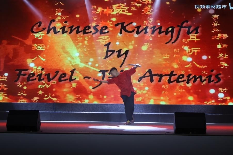 恩星學(xué)校中學(xué)部學(xué)生表演武術(shù)。哈山努丁大學(xué)孔子學(xué)院供圖