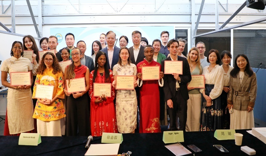 圖1：中國駐法使館公使陳力、教育公參周家貴與比賽師生、評委合影（圖片：巴黎西岱大學(xué)孔子學(xué)院）